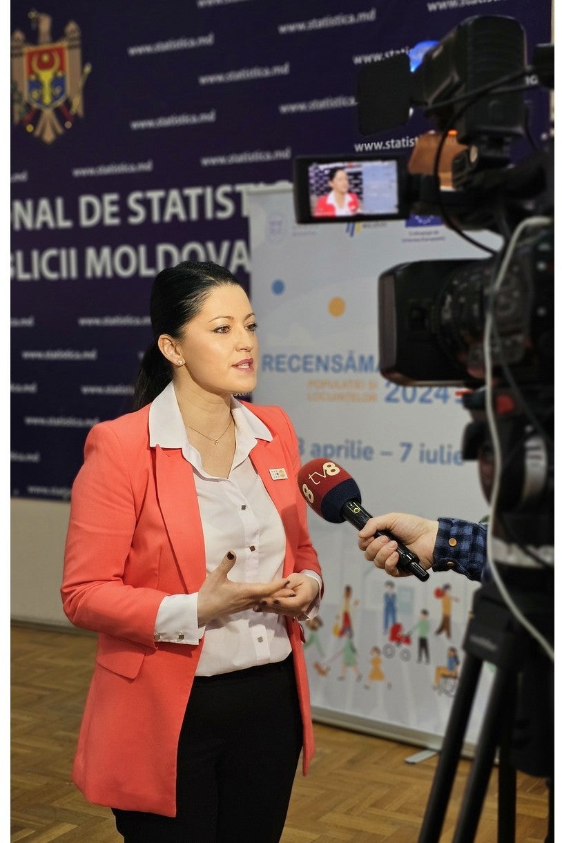 Natalia Plugaru, Reprezentanta Adjunctă, Fondul Națiunilor Unite pentru Populație în Republica Moldova oferă un interviu pentru un post de televiziune central.