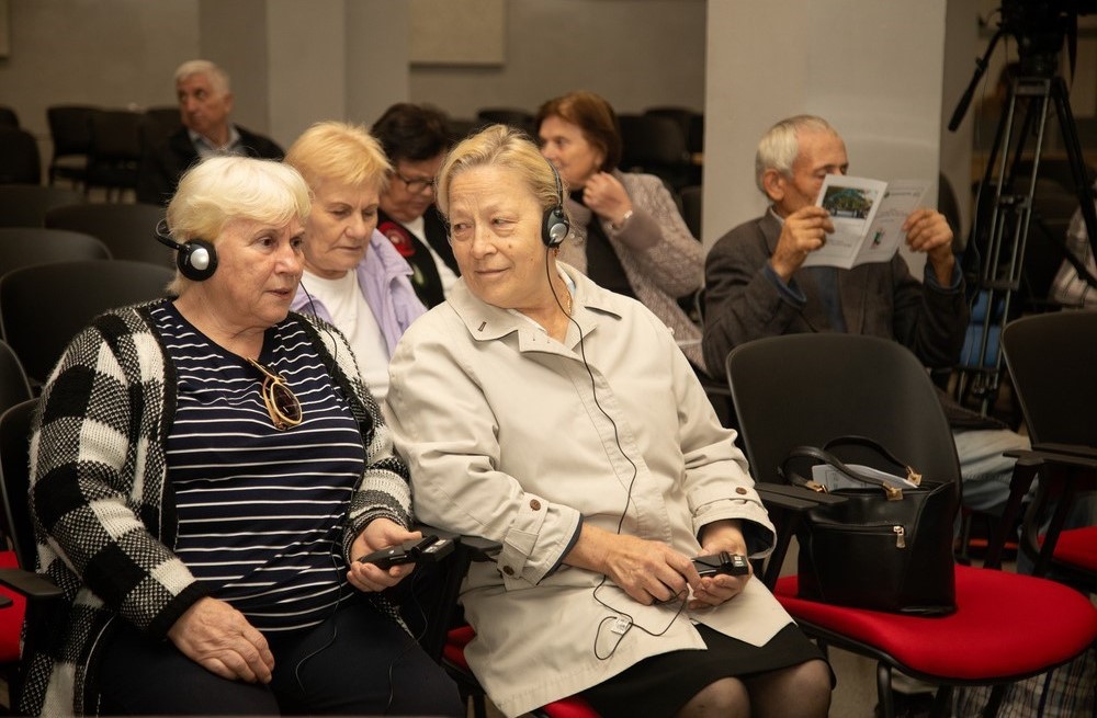 During the launch events of U3A in Cahul and Bălți, senior students received high-performance mobile phones with included internet subscriptions from the project partner, Moldcell Foundation