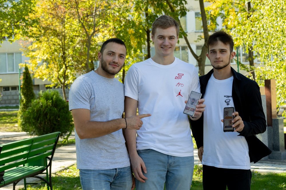 5.	Echipa de tineri inovatori din spatele aplicației AIDor, de la stânga la dreapta: Tofan Liviu, Cristian Crețu și Murafa Dan. © UNFPA Moldova/Adriana Bîzgu