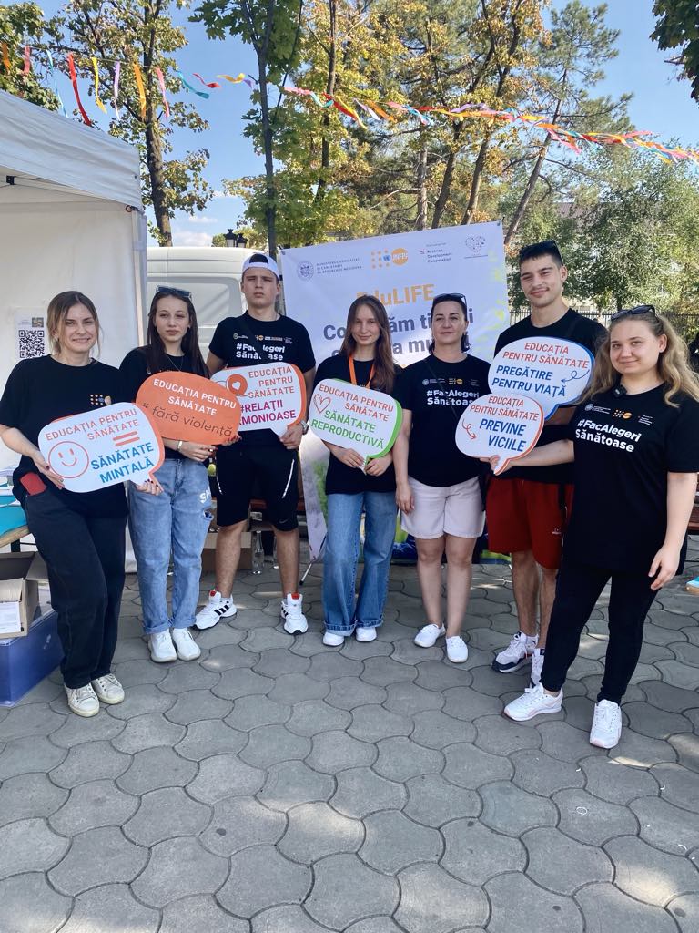 Educators from the Peer Educators Network at the event celebrating the International Youth Day organized in Cahul, August 12