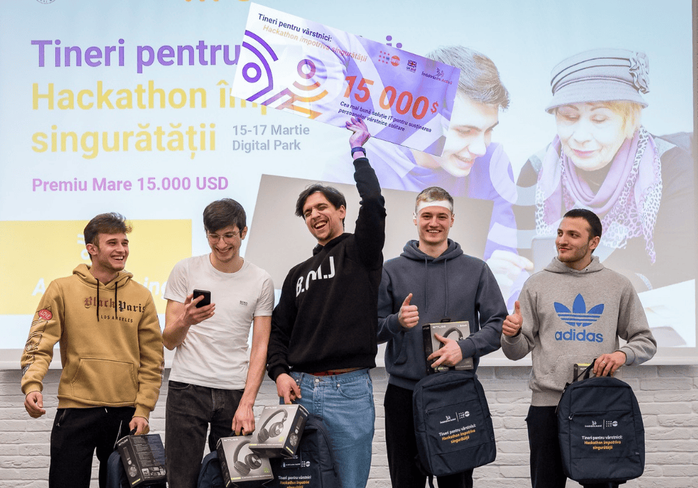 3.	Dezvoltarea aplicației a început după ce echipa a câștigat premiul întâi la un hackathon organizat în martie, care s-a concentrat pe combaterea singurătății în rândul persoanelor vârstnice. © UNFPA Moldova