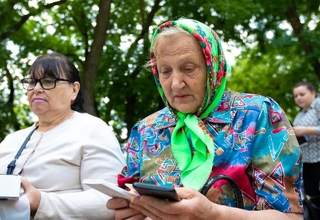 O vârstnică din Chișinău a primit un telefon mobil 