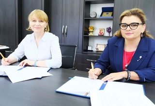 The Minister of Health, Ala Nemerenco and Resident Representative of UNFPA Moldova, Nigina Abaszada, signs the MoU