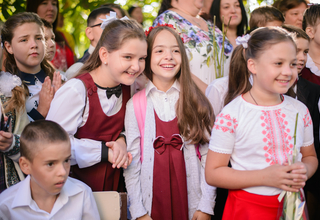 Vanessa, a 10-years old from Orhei, with her friends at school 