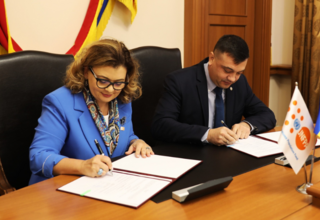 Reprezentanta UNFPA, Nigina Abaszada și Adrian Efros, Ministrul Afacerilor Interne, semnează memorandumul