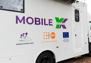 The view of the mobile youth health clinic from the side with the branding "Mobile YK" and partner logos