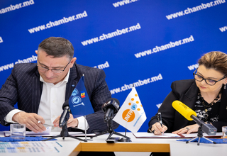UNFPA representative, Nigina Abaszada and Sergiu Harea, President of the Chamber of Commerce and Industry sign the MoU