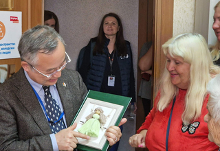 Ambasadorul Japoniei primește un cadou de la o femeie refugiată la UNFPA Safe Space