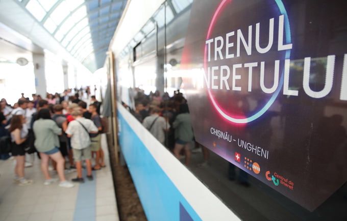 Young people boarding the "Youth Train", with the final destination Ungheni.