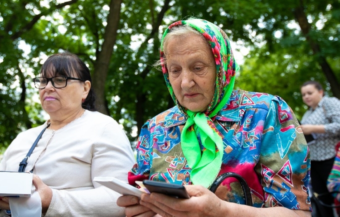 O vârstnică din Chișinău a primit un telefon mobil 