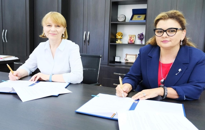 Ministra Sănătății, Ala Nemerenco, alături de Reprezentanta Rezidentă UNFPA Moldova, Nigina Abaszada, semnează memorandumul