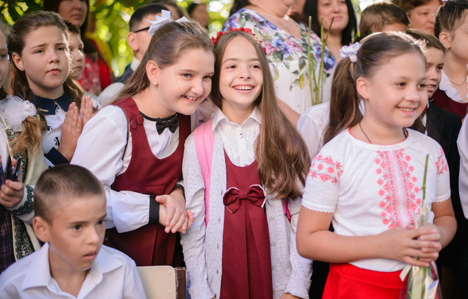 Vanessa, a 10-years old from Orhei, with her friends at school 