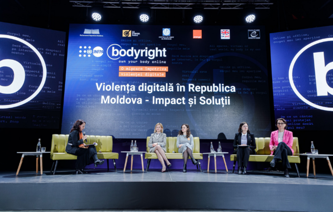 Cinci femei stau pe canapele plasate pe scenă, discutând în cadrul primului panel de la lansarea campaniei Bodyright