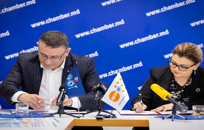 Reprezentanta UNFPA, Nigina Abaszada și Sergiu Harea, Președintele Camerei de Comerț și Industrie semnează memorandumul