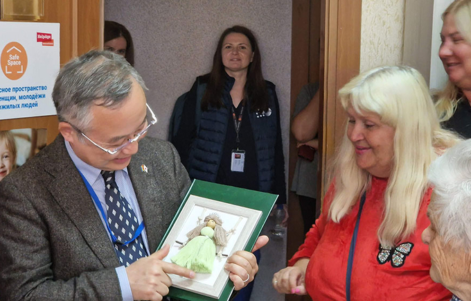Japanese Ambassador receives a gift from a woman refugee at UNFPA Safe Space