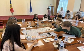 Tineri în cadrul ședinței, în timpul jocului „Imaginați-vă 2030”