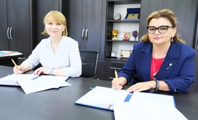 The Minister of Health, Ala Nemerenco and Resident Representative of UNFPA Moldova, Nigina Abaszada, signs the MoU