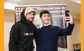 Actorul Catalin Lungu si un adolescent fac un selfie cu telefonul mobil