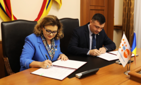 Reprezentanta UNFPA, Nigina Abaszada și Adrian Efros, Ministrul Afacerilor Interne, semnează memorandumul