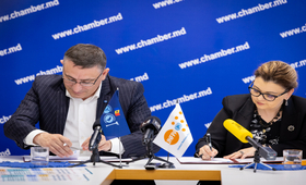 Reprezentanta UNFPA, Nigina Abaszada și Sergiu Harea, Președintele Camerei de Comerț și Industrie semnează memorandumul