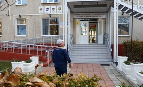 Vitalie în fața Centrului de Asistență și Consiliere pentru Agresorii Familiali din orașul Drochia