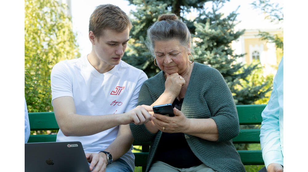 Aplicația AIDor își propune să folosească tehnologia AI pentru a sprijini reducerea decalajului digital între generațiile mai în vârstă și cele mai tinere. © UNFPA Moldova/Adriana Bîzgu