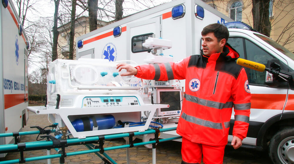 Cele trei ambulanțe de tip C sunt dotate cu echipamente medicale de înaltă performanță, concepute pentru a crea o unitate mobilă de terapie intensivă pentru nou-născuții în stare critică. 