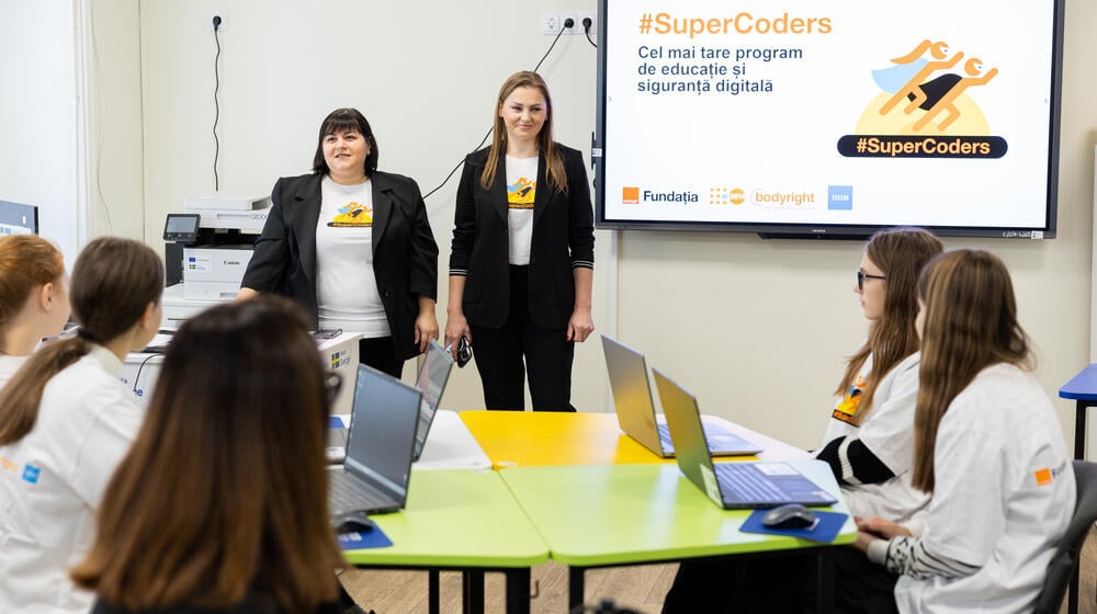 The teachers of Gimnaziul „Mihai Eminescu” and #SuperCoders trainers enthusiastically enrolled in the project, drawn by the themes of "Online Safety" and "Generative Artificial Intelligence," as well as the novelty of involving parents.