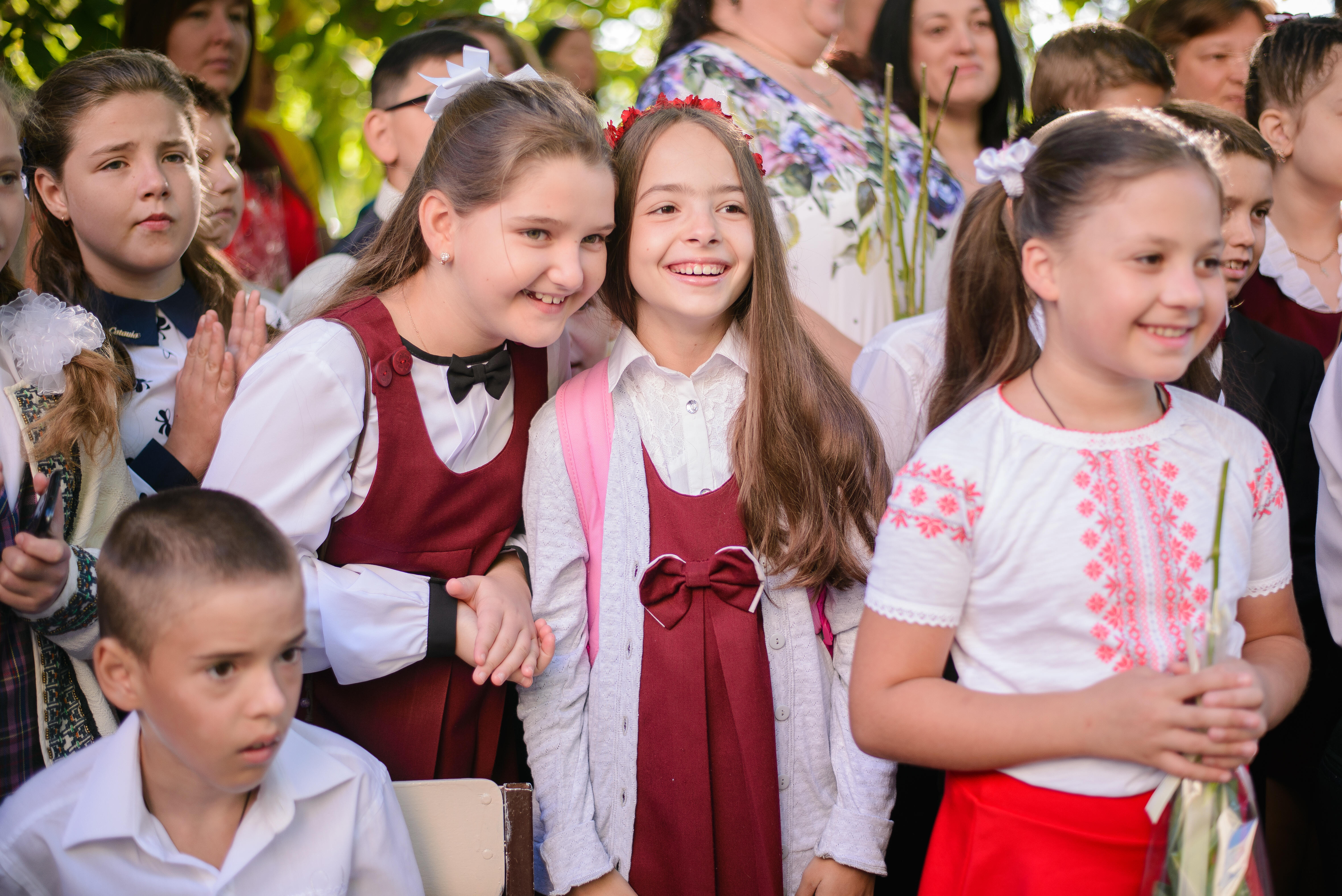 Vanessa, de 10 ani din Orhei, cu prietenii la școală 