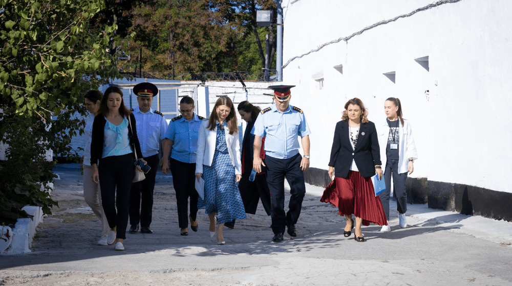 The group of high-level officials and penitentiary staff on penitentiary territory.