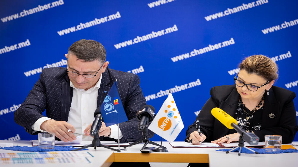 UNFPA representative, Nigina Abaszada and Sergiu Harea, President of the Chamber of Commerce and Industry sign the MoU