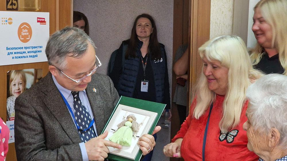 Japanese Ambassador receives a gift from a woman refugee at UNFPA Safe Space