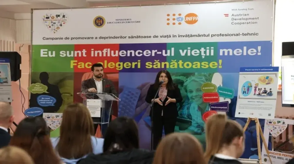 O expoziție de artă grafică îndeamnă tinerii să prevină sarcina în adolescență și abandonul școlar